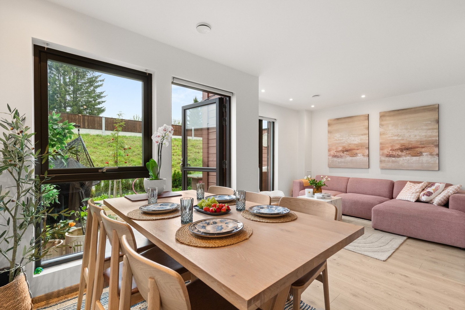 Velegnet plass til spiseseksjon i tilknytning til kjøkkenet. Galleribilde