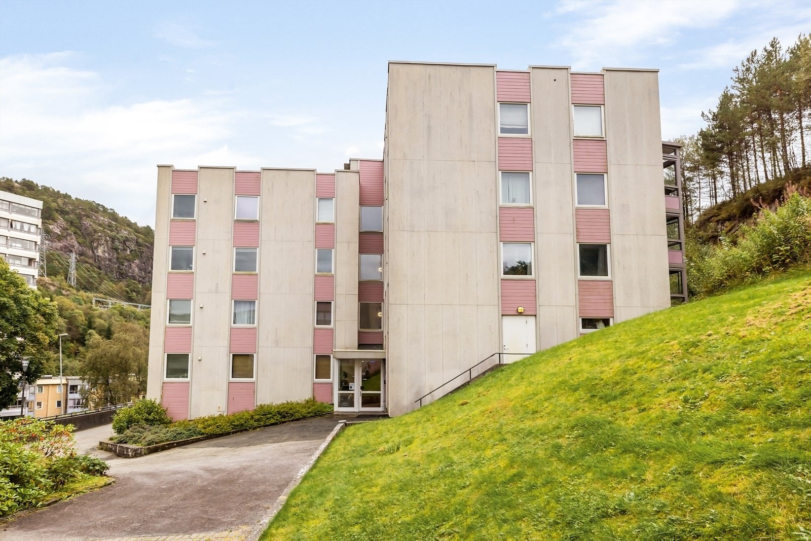 Leiligheten har fast oppmerket garasjeplass Galleribilde