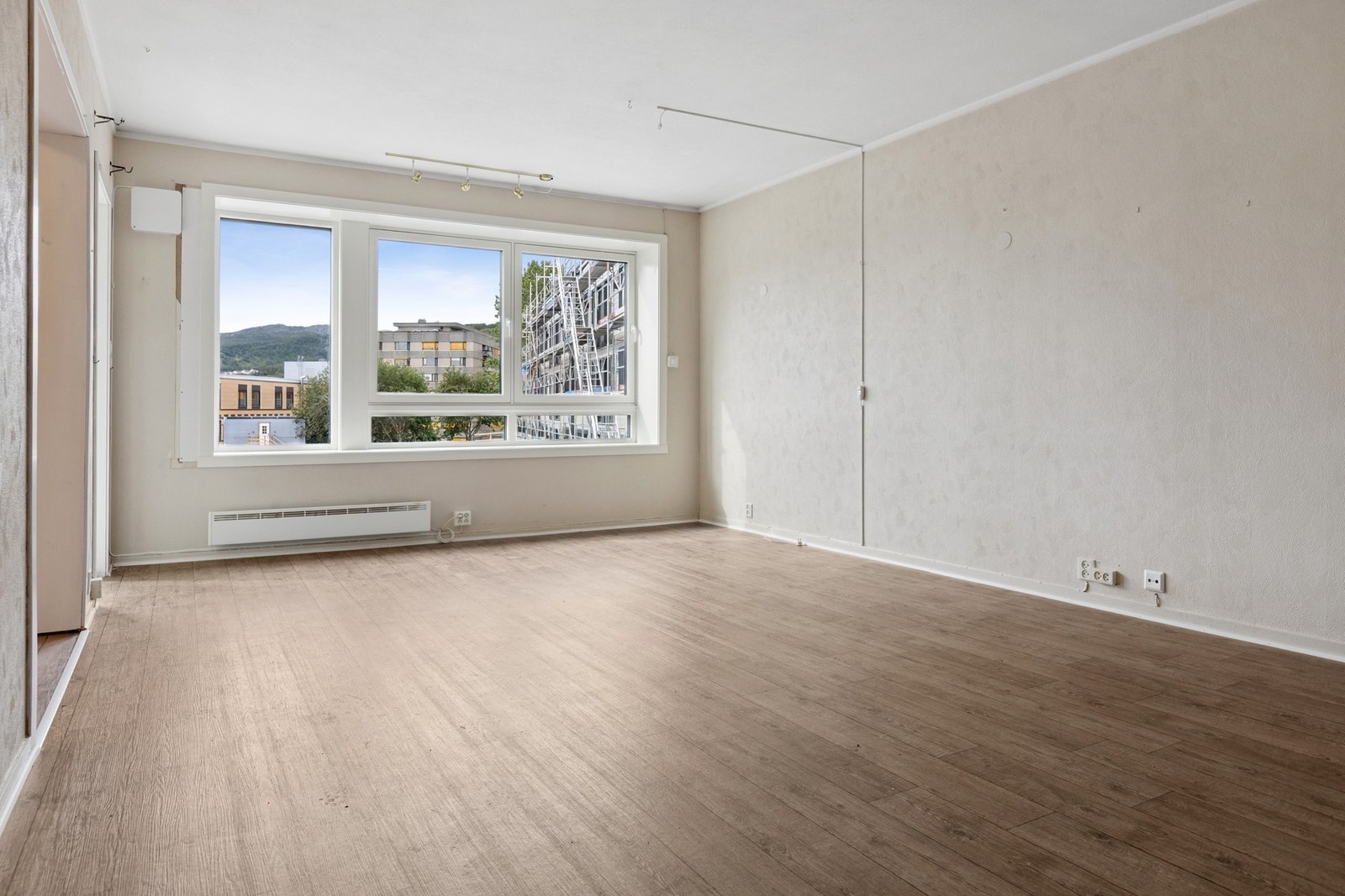 Lyse vegger, store vinduer og pent gulv. Galleribilde