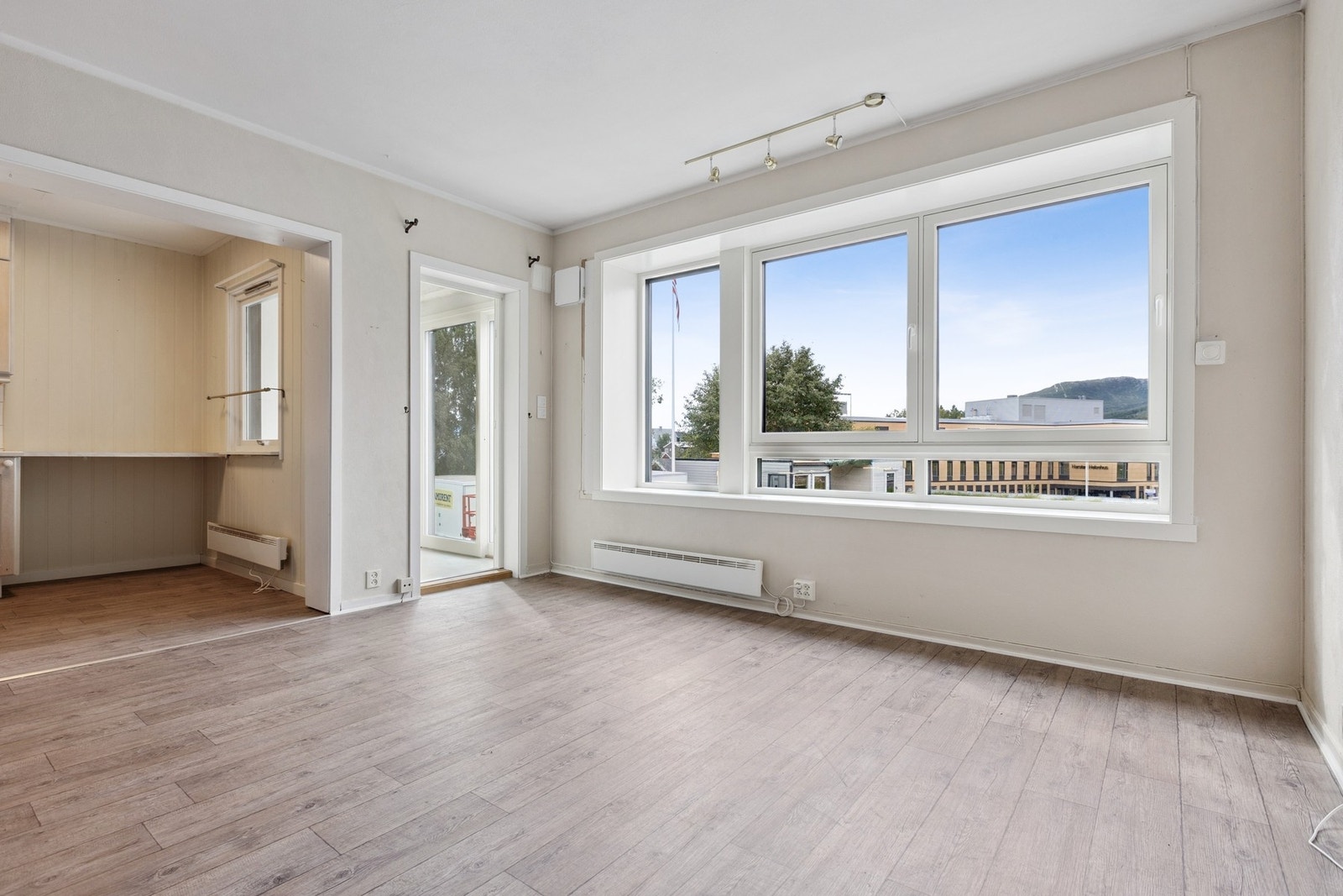 Fra stuen er det dør ut til det som tidligere har vært en veranda. Galleribilde