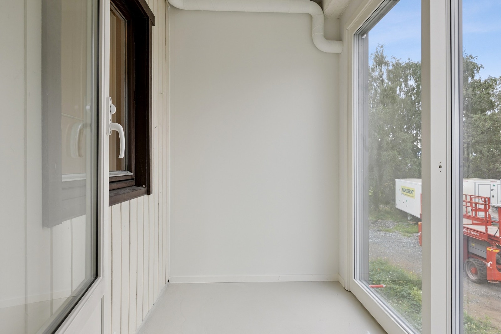 Nå er den glasset inn slik at man kan sitte der til alle årstider. Galleribilde