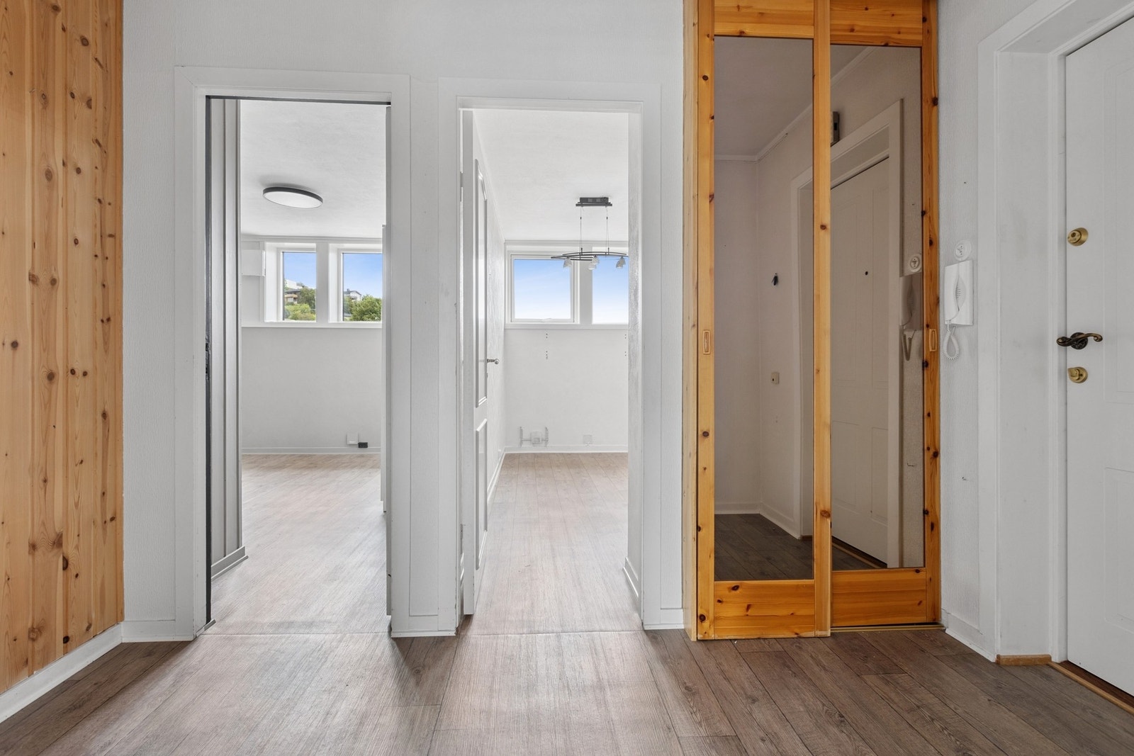 Fra gangen er det dør inn til begge soverommene. Galleribilde