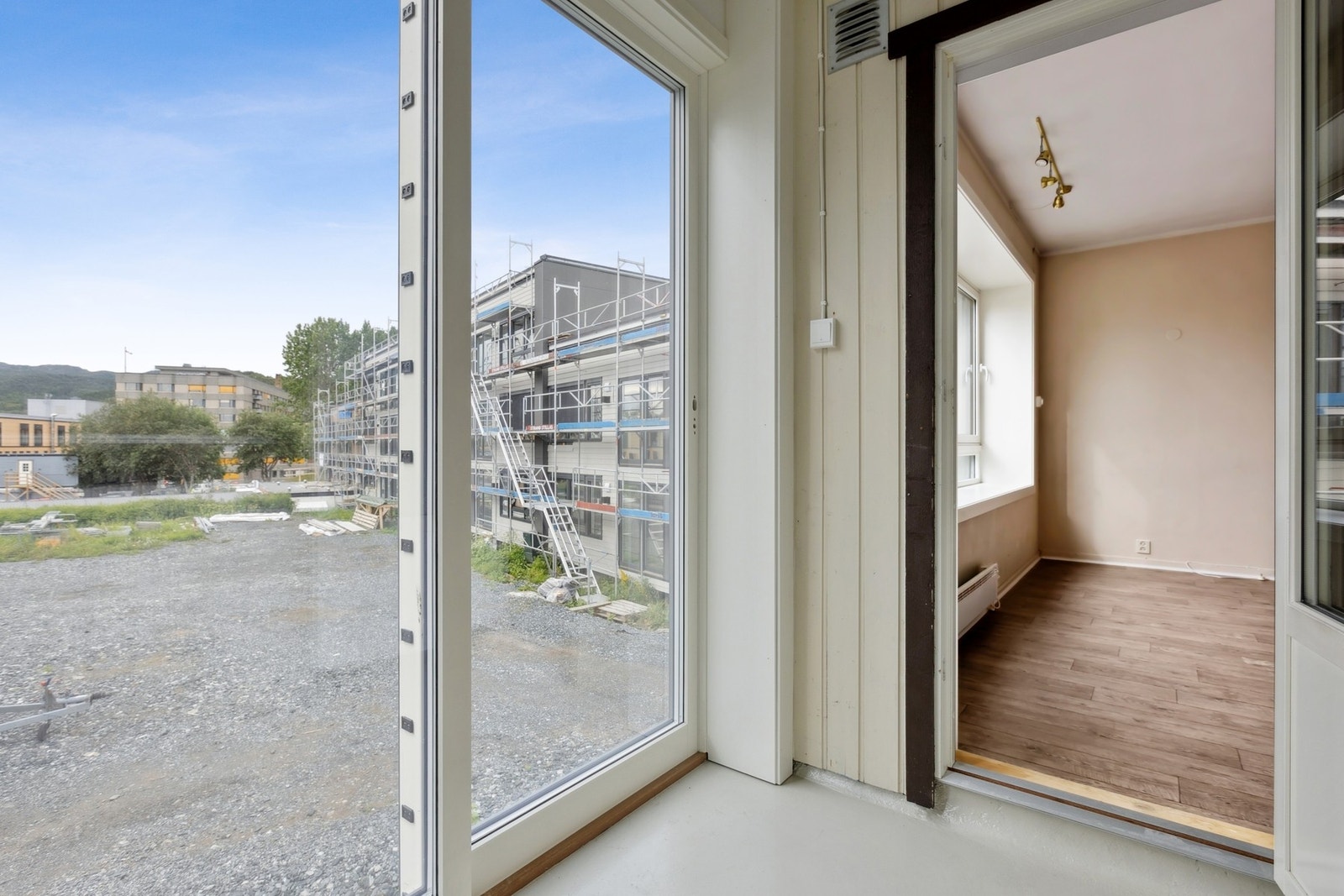 Det er hev/skyvedør slik at man kan åpne opp. Det skal bygges veranda slik at man også kan sitte ute. Galleribilde