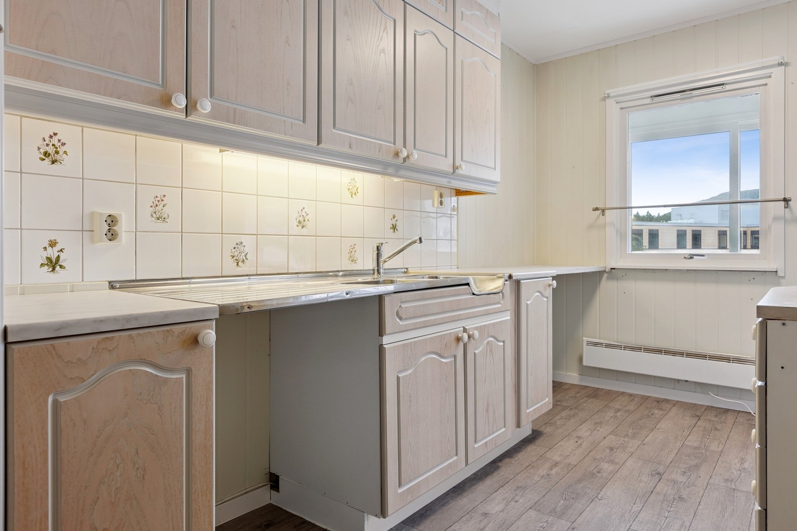 kjøkkeninnredning med gode skap og skuffer. Galleribilde