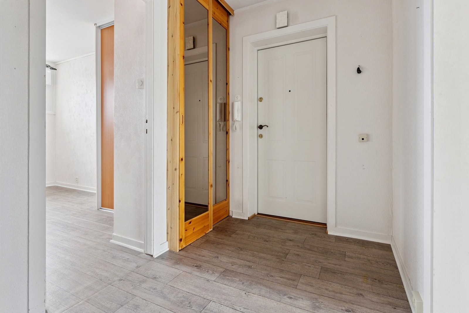 Nå er vi inne i leiligheten som ligger i 2. etasje. Romslig gang med garderobeskap. Galleribilde