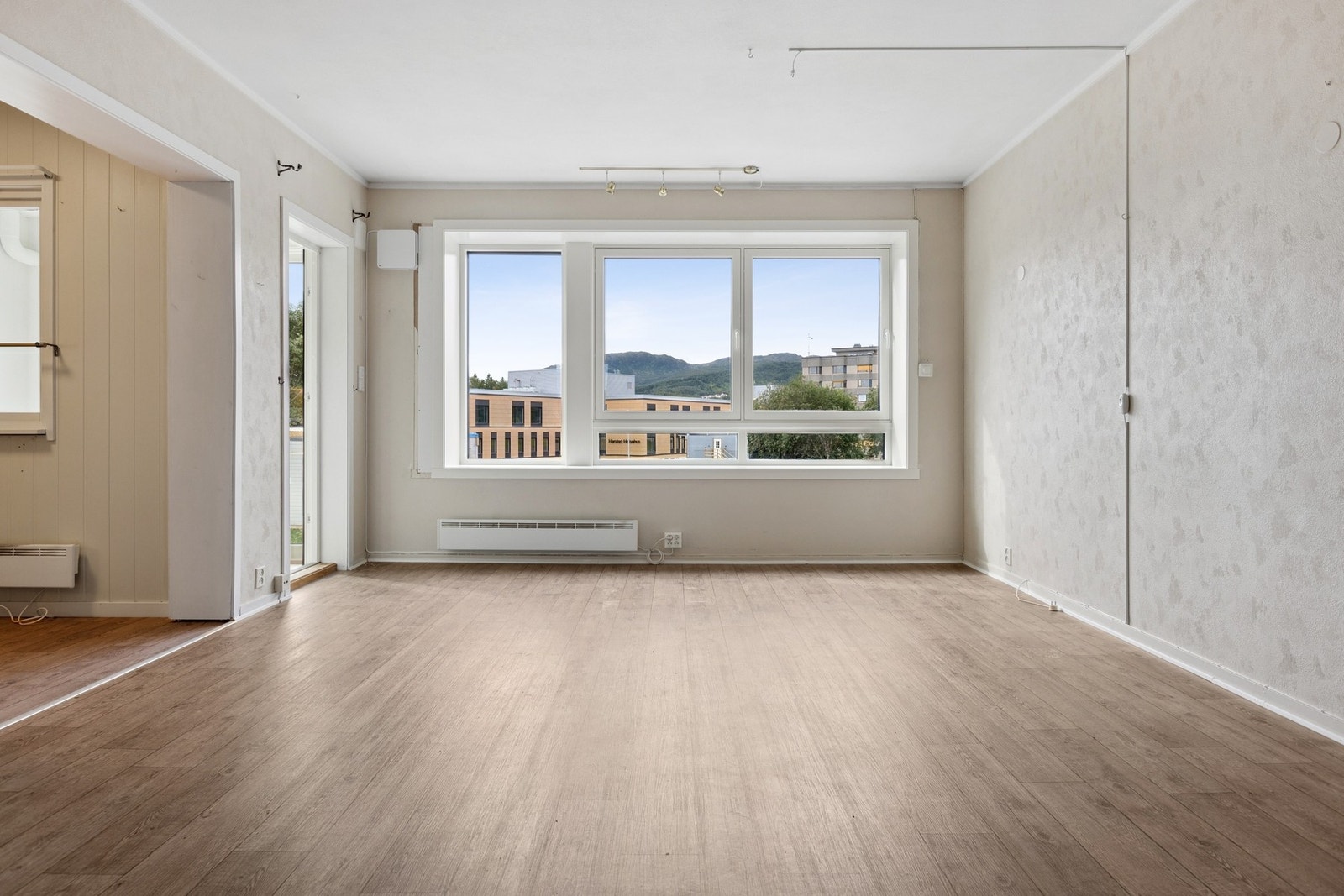 Stuen er stor med flotte nye vinduer i front. Galleribilde