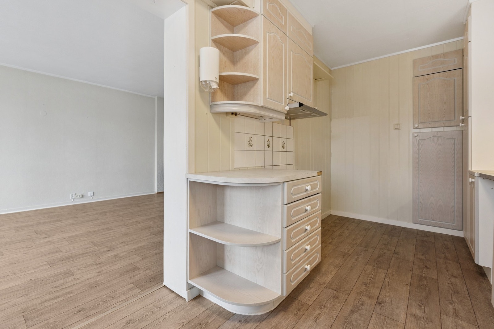 Elegant avrunding av innredningen mot stuen. Galleribilde