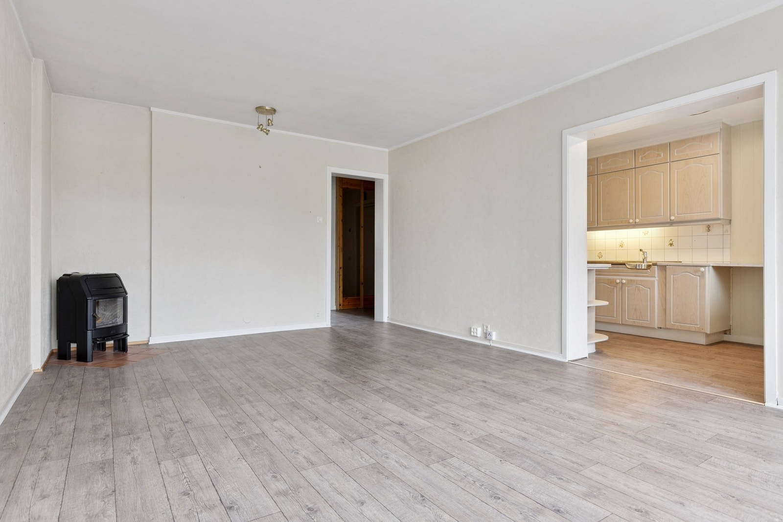 Stuen sett fra vindusrekken. Delvis åpen løsning til kjøkkenet. Galleribilde