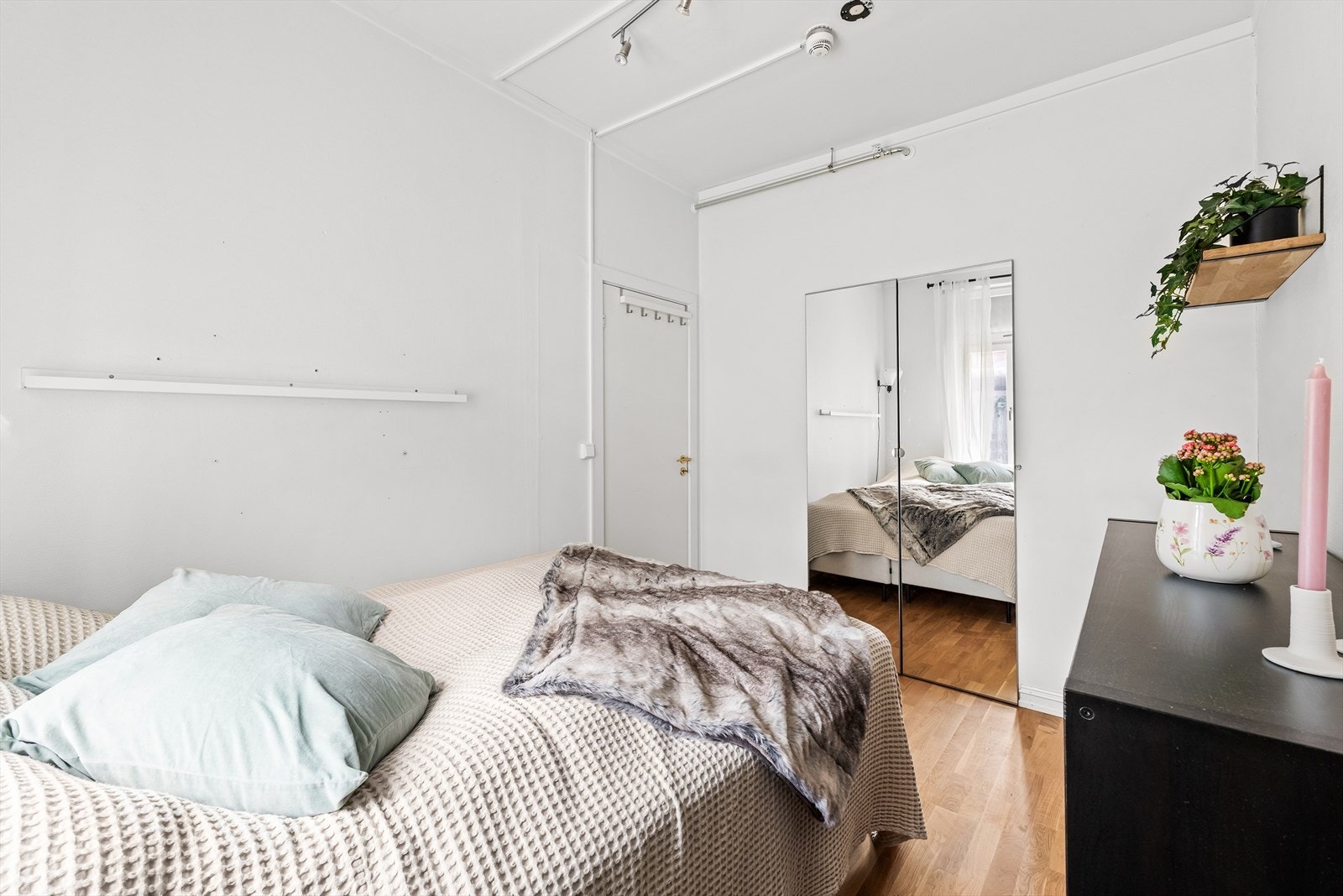 Hovedsoverommet er romslig og har plass til dobbeltseng, nattbord og annet møblement. Galleribilde