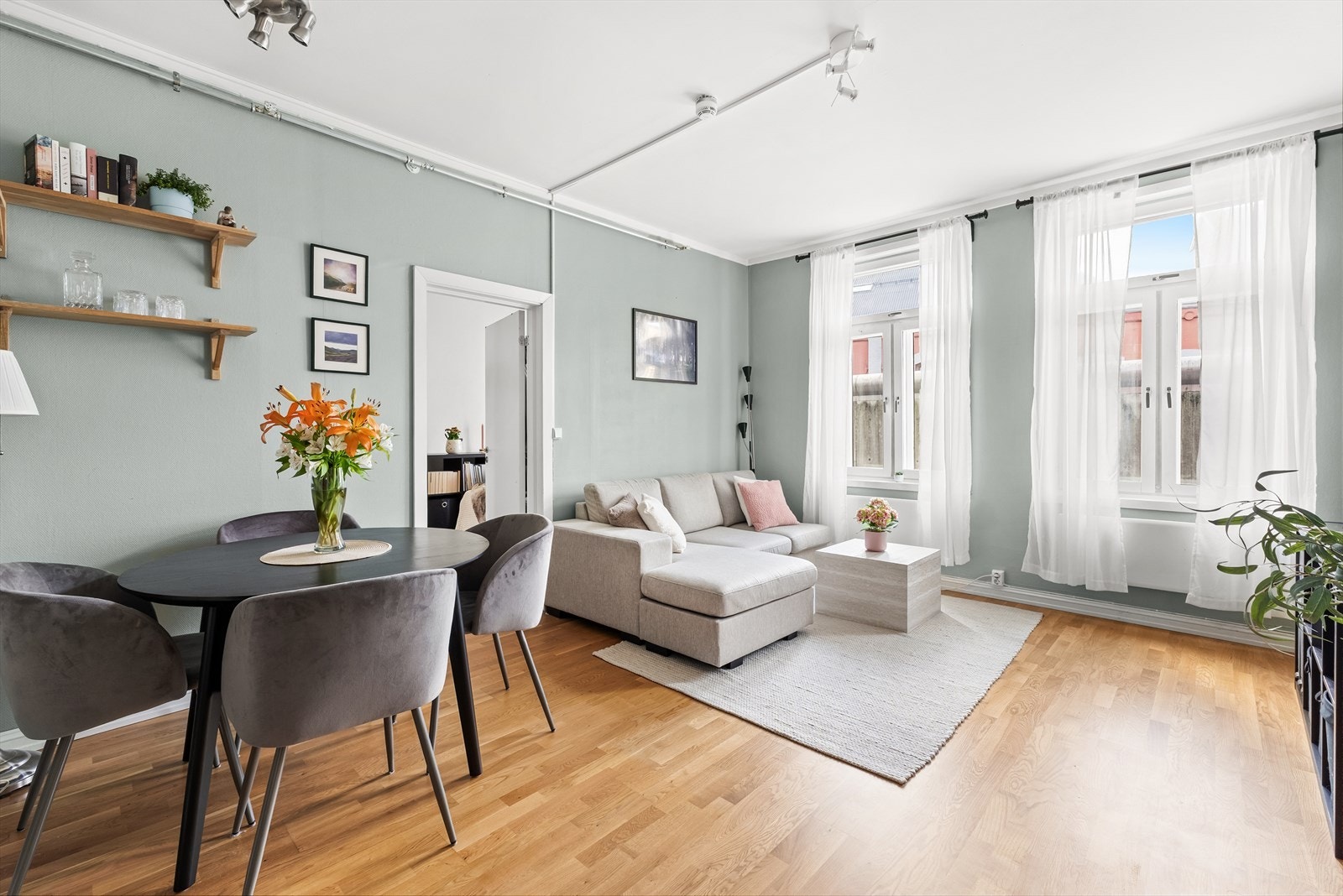 Stuen er et stort og sosialt oppholdsrom med mange innredningsmuligheter. Galleribilde