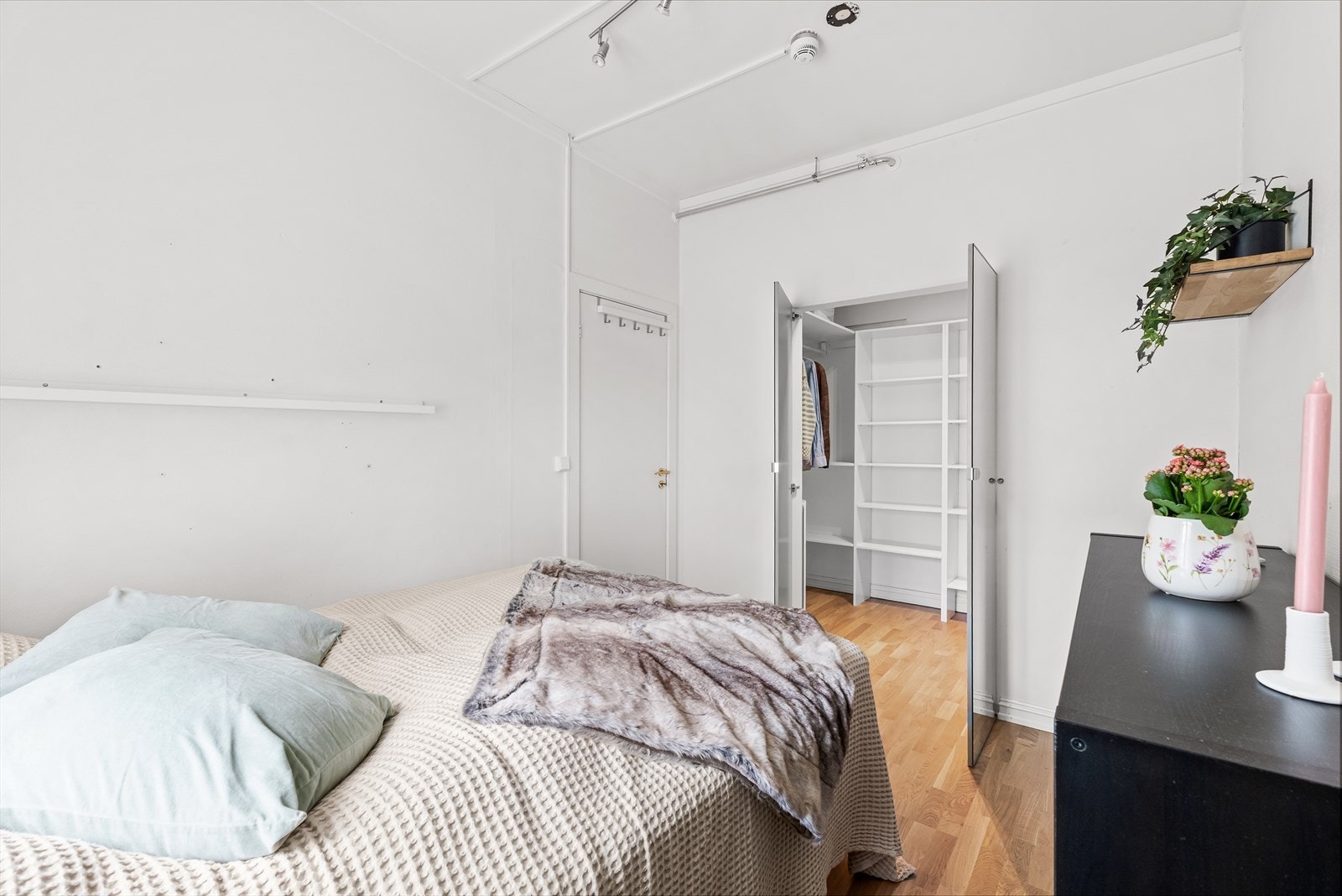 Her finner du også et praktisk walk-in closet med speildører - en luksuriøs løsning for garderoben. Galleribilde