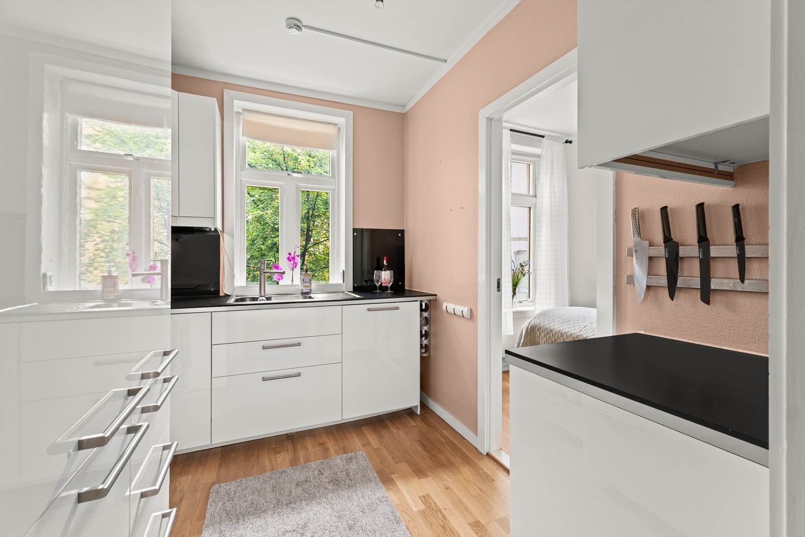 Kjøkkenet er separat og innredet med en lys, tidløs IKEA-kjøkkeninnredning fra 2015. Galleribilde