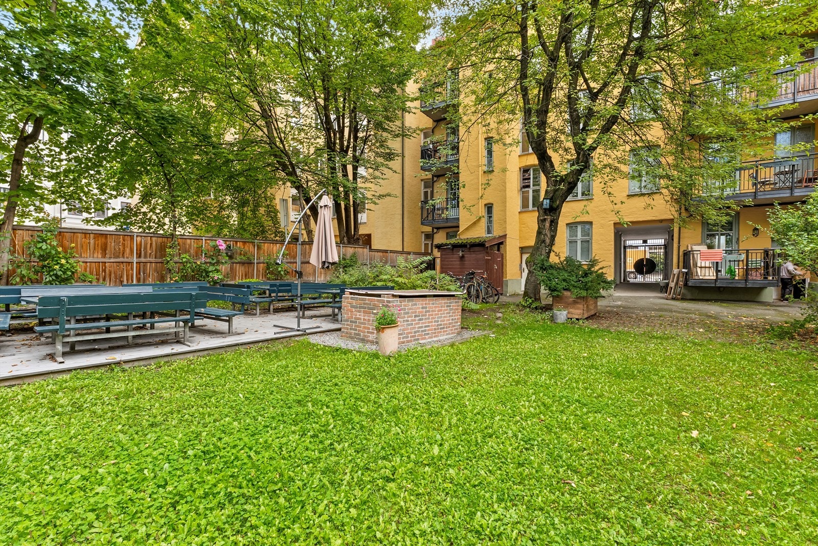 Bakgården byr på sittegrupper, lekeplass og god plass til sykler. Galleribilde