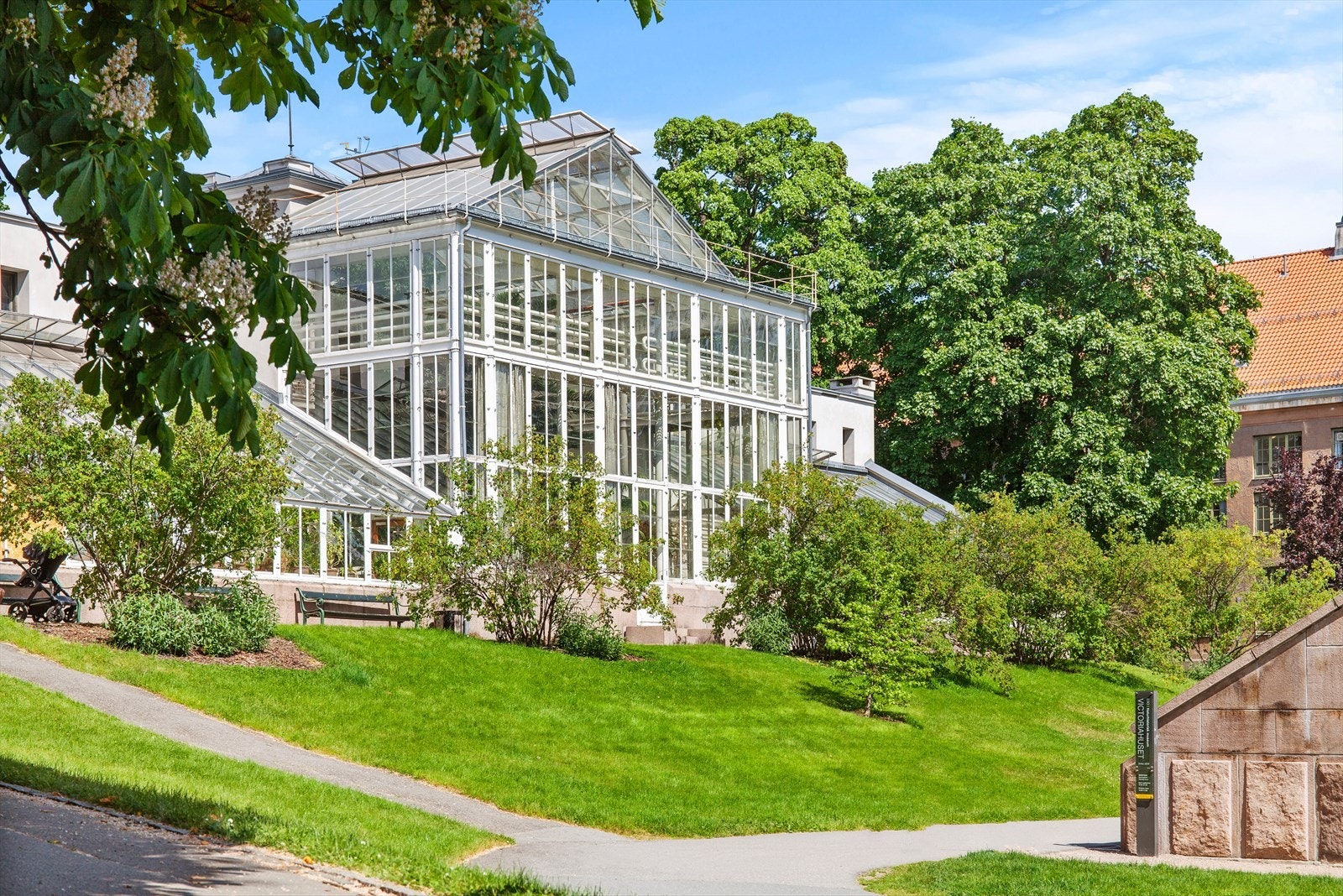Det er kort vei til både Tøyenparken og Botanisk hage, to av byens mest populære og innholdsrike parkanlegg. Galleribilde