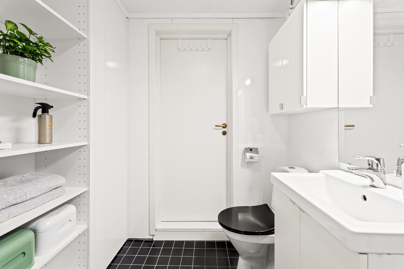 I tillegg finnes det innredning med skap og speil samt hyller.
Badet har gulvvarme og ventilasjon via ventil i himling. Galleribilde