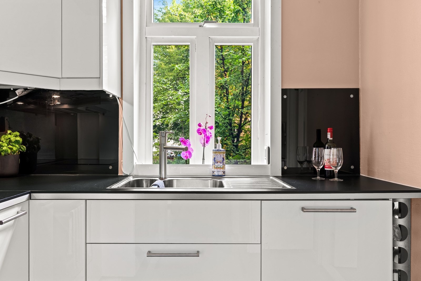 Kjøkkenet er godt utstyrt med integrerte hvitevarer som induksjonstopp, stekeovn, oppvaskmaskin og kjøl/frys. Galleribilde