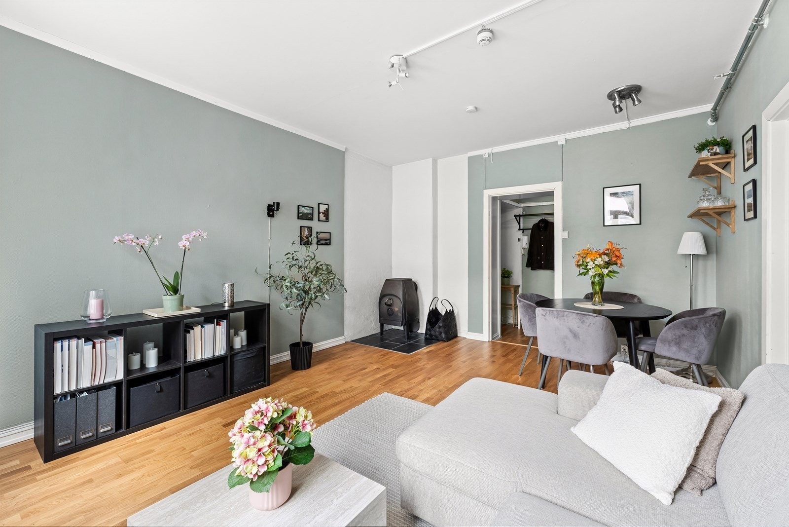 De store vindusflatene gir rikelig med naturlig lys og skaper en åpen og behagelig romfølelse. Galleribilde