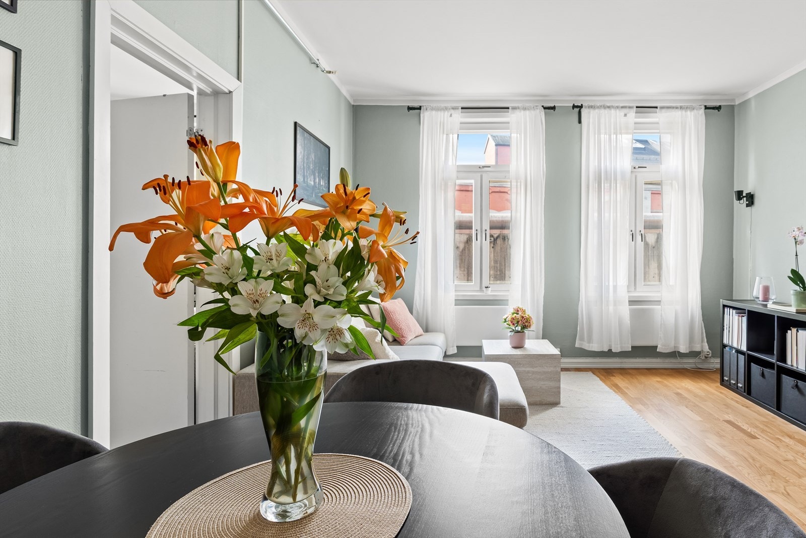 Her kan du enkelt dele rommet inn i ulike soner, som spiseplass og koselig sofakrok. Galleribilde