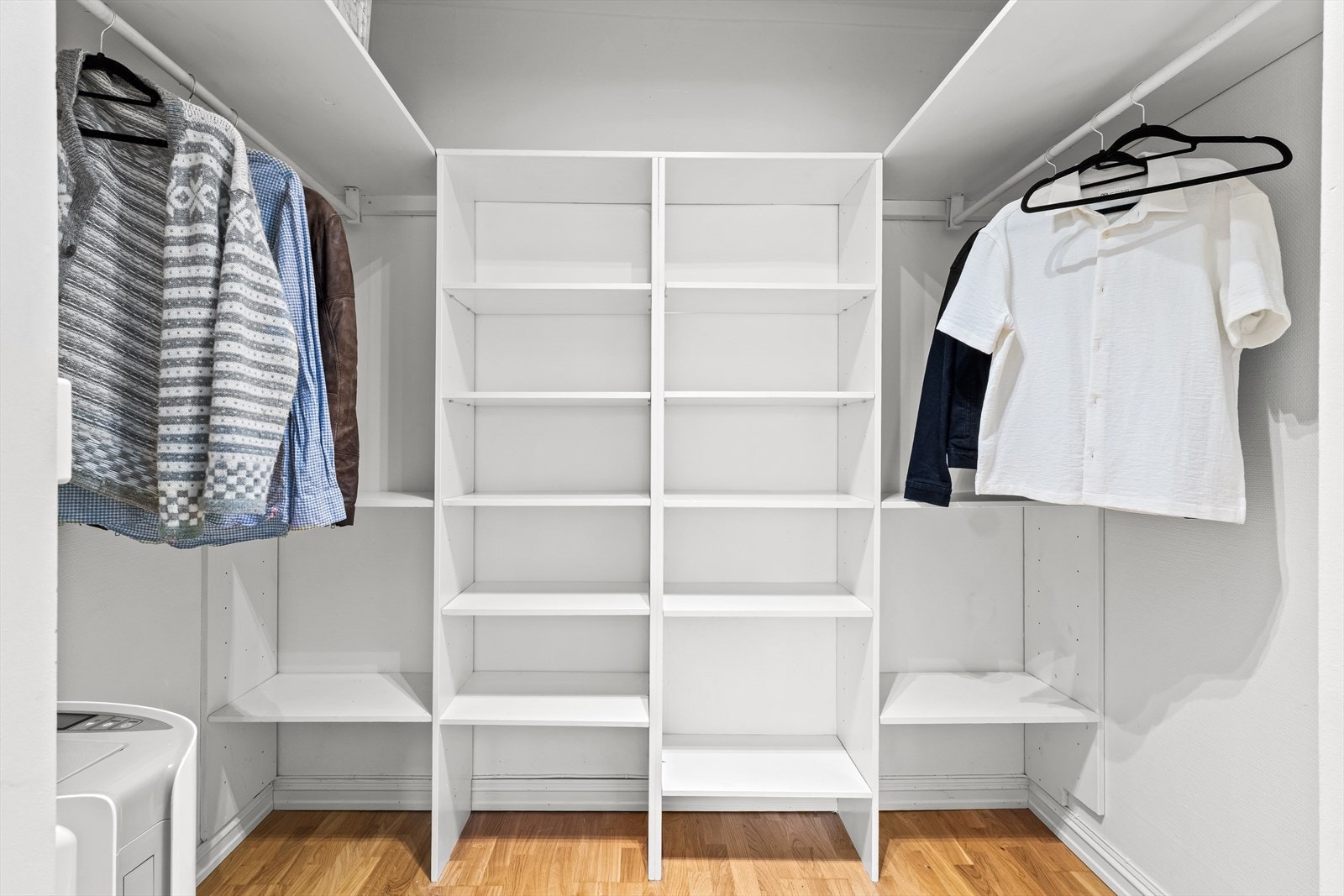 Walk-in closetet gir en praktisk og stilren oppbevaringsløsning med god plass til klær, sko og tilbehør. Dette gjør det enkelt å holde orden i hverdagen. Galleribilde