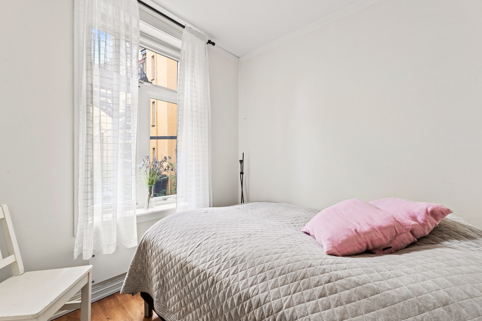 Soverom ll vender mot en rolig bakgård og egner seg godt som barnerom, gjesterom eller hjemmekontor - tilpasset dine behov. Galleribilde