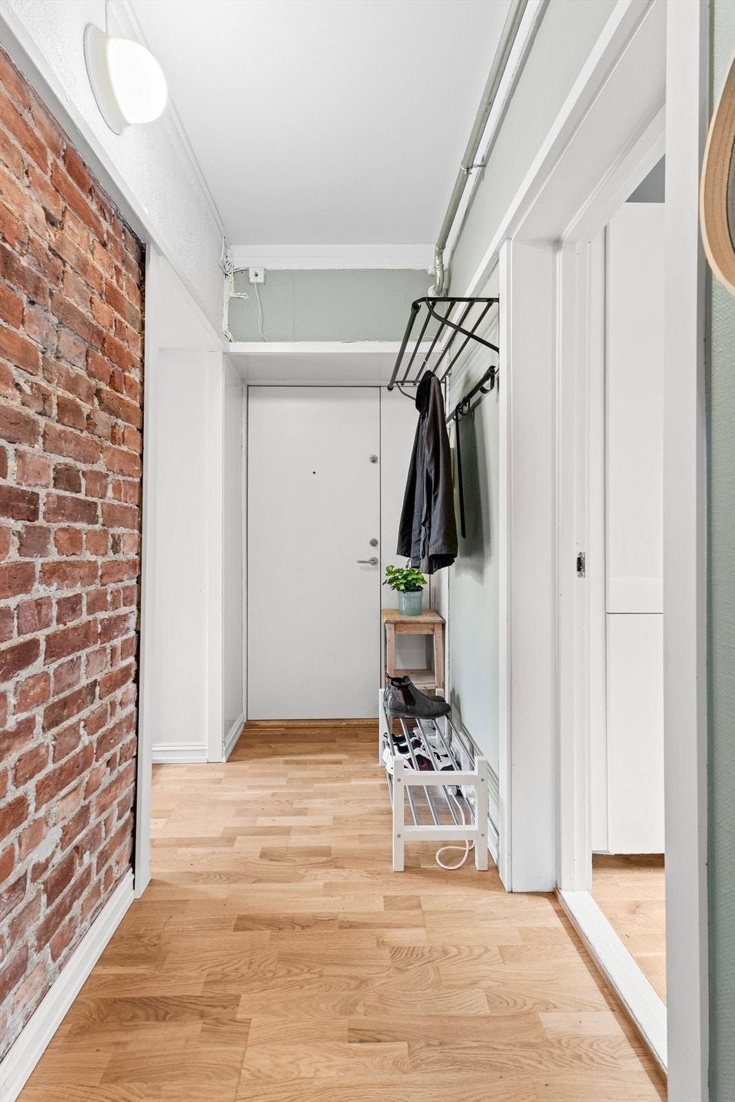 Det er god plass til garderobeløsninger som skap, knagger eller skoskap - perfekt for både hverdag og gjester. Galleribilde