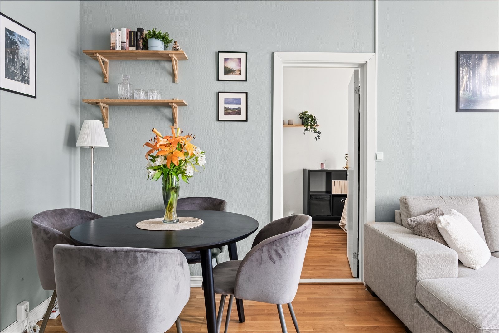 Gulvet er belagt med trestavs parkett. Galleribilde