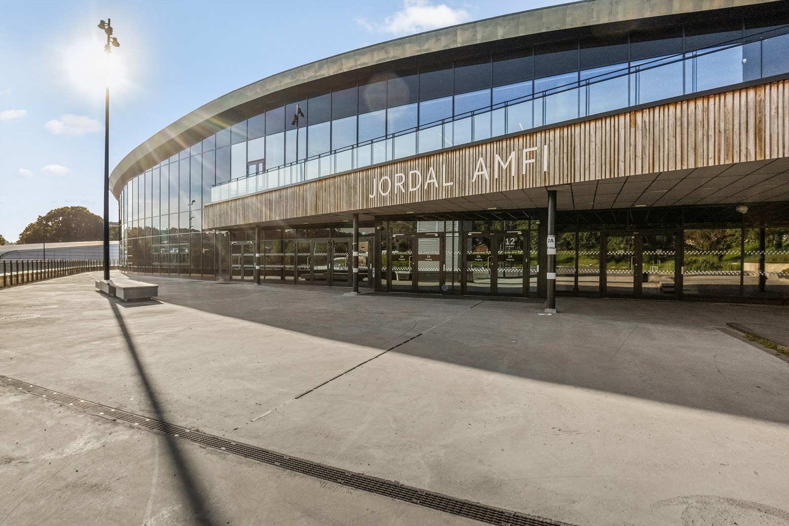 Et populært nærområde for sport og aktivitet - Jordal Idrettspark byr på både kunstgressbaner og isflate. Galleribilde