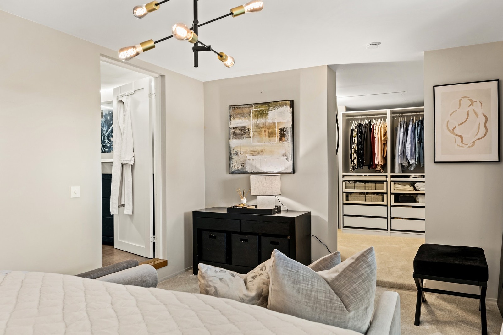 Hovedsoverom har åpen tilgang til et romslig walk in closet Galleribilde