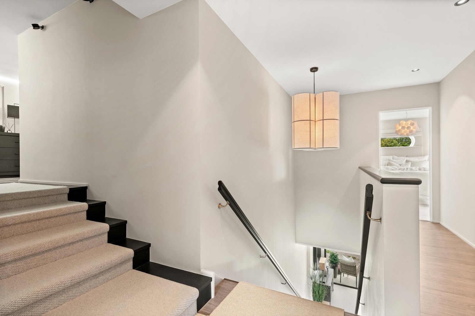 Gang/trappeløp mellom 1.etasje og underetasje med hall Galleribilde