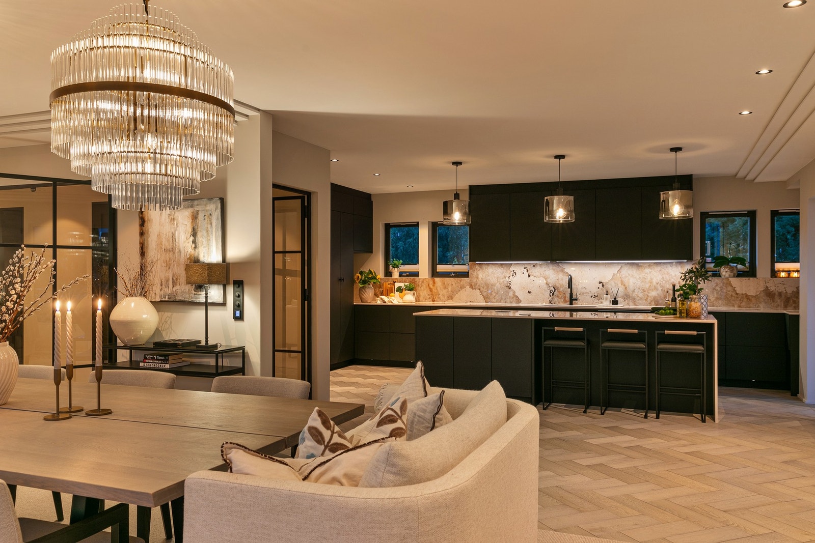 Kjøkkenet er utstyrt med en rålekker kvalitetsinnredning fra 2022, levert av Drømmekjøkkenet Galleribilde