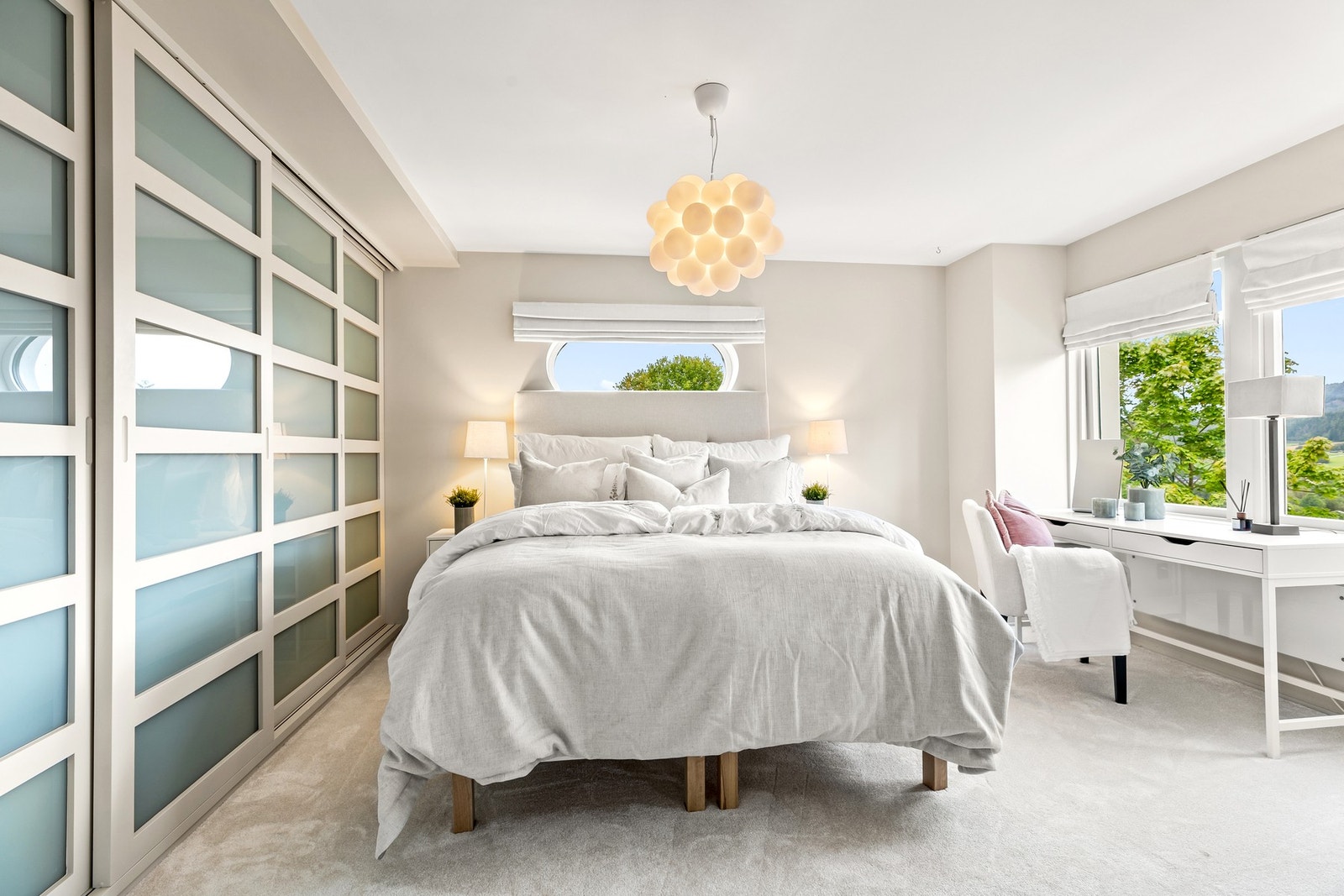 Soverom nr 2 i 1. etasje har skyvedørsgarderobe, to vindusflater og et ovalt vindu Galleribilde