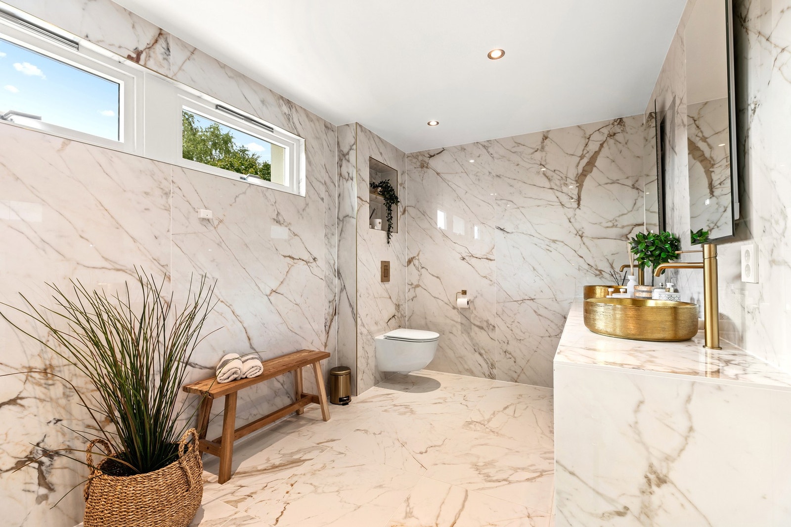 Bad fra 2022 har flislagte vegger/gulv i delikat marmor importert fra Italia i størrelsen 240x120 mm Galleribilde