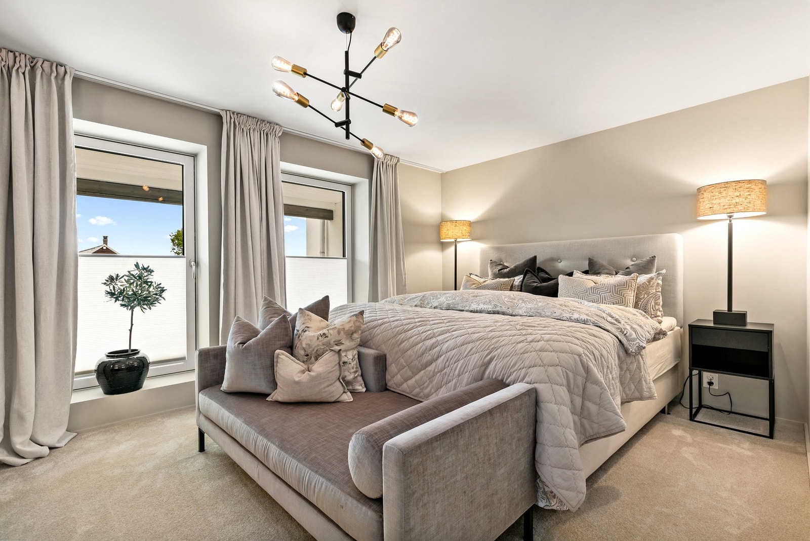 Hovedsoverom har et eksklusivt preg og god plass for et komfortabelt soveromsmøblement Galleribilde