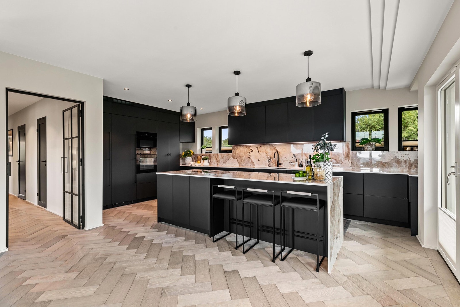 Kjøkkenøyen inkluderer en nedfelt BORA X Pure induksjon koketopp, med integrert ventilator med kullfilter Galleribilde