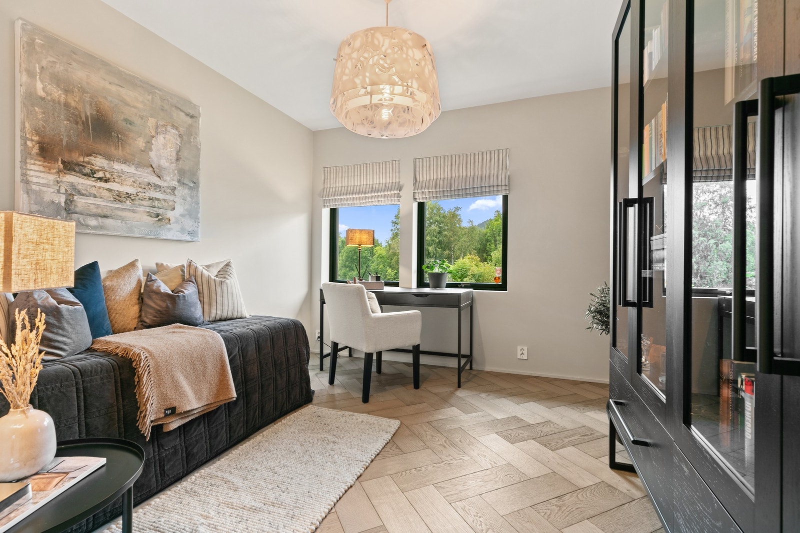 Soverom/gjesterom i 2. etasje har tilgang til et eget bodrom Galleribilde