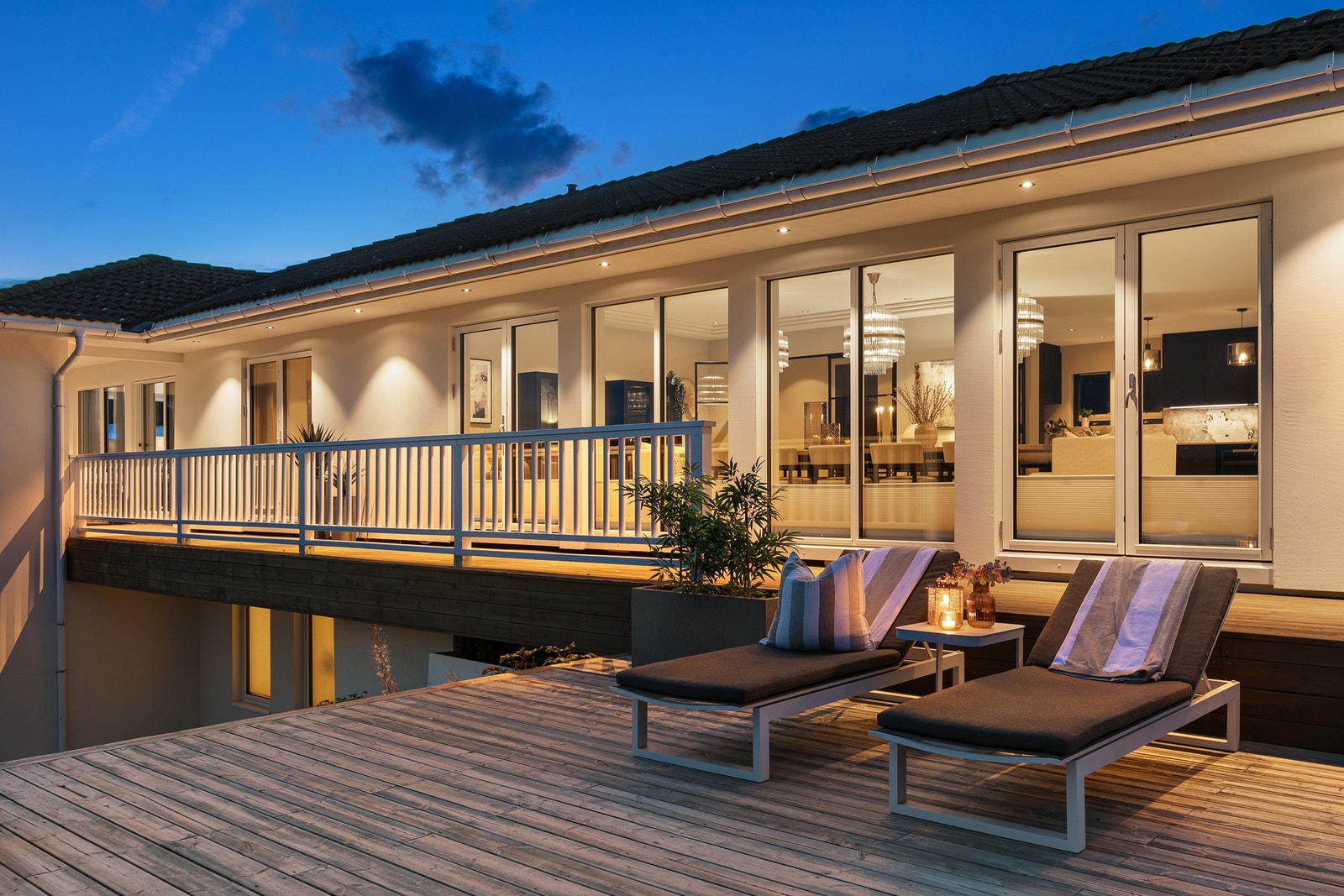 En nybygget sørvendt veranda fra 2025 har adkomst fra kjøkken/spisestue og begge stuer Galleribilde