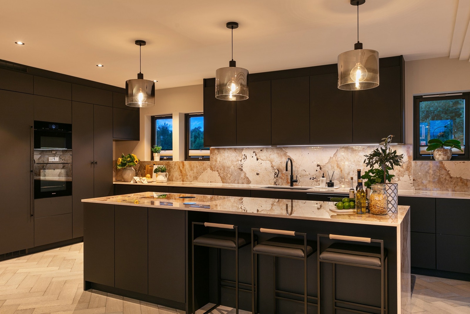 Kjøkkenøyen har en super barløsning med tre sitteplasser som er perfekt for hverdagsfrokosten Galleribilde