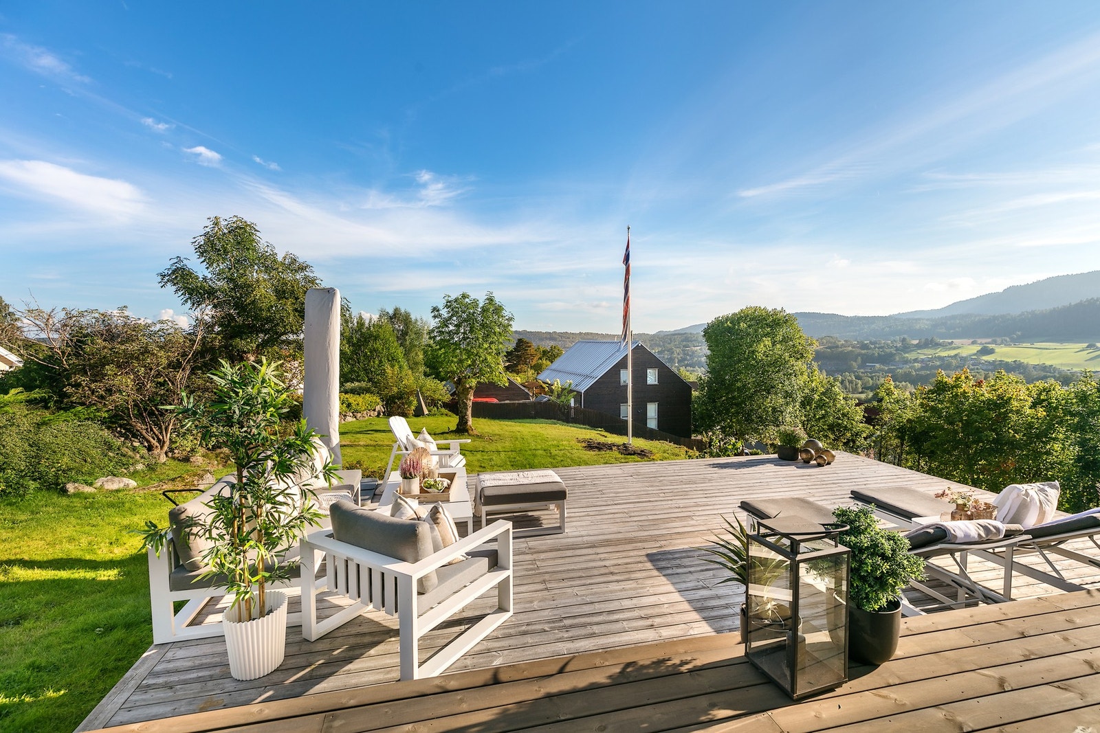 Eiendommen ligger luftig til med flott utsikt over Bærum vest, og fjorden over mot Nesodden Galleribilde