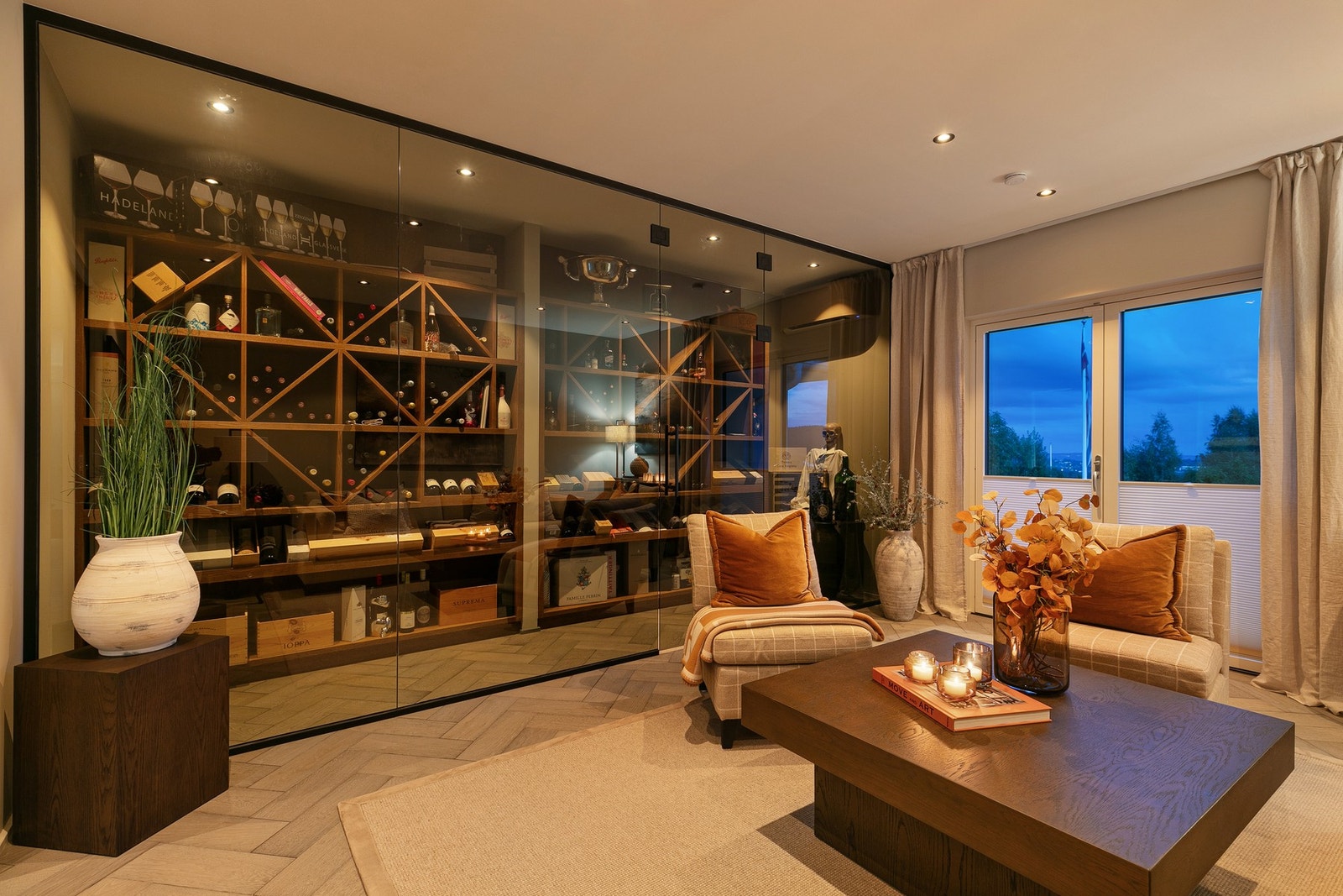 Forstuen har et sofistikert inntrykk, med tilgang til innredet vinrom og utgang til veranda Galleribilde