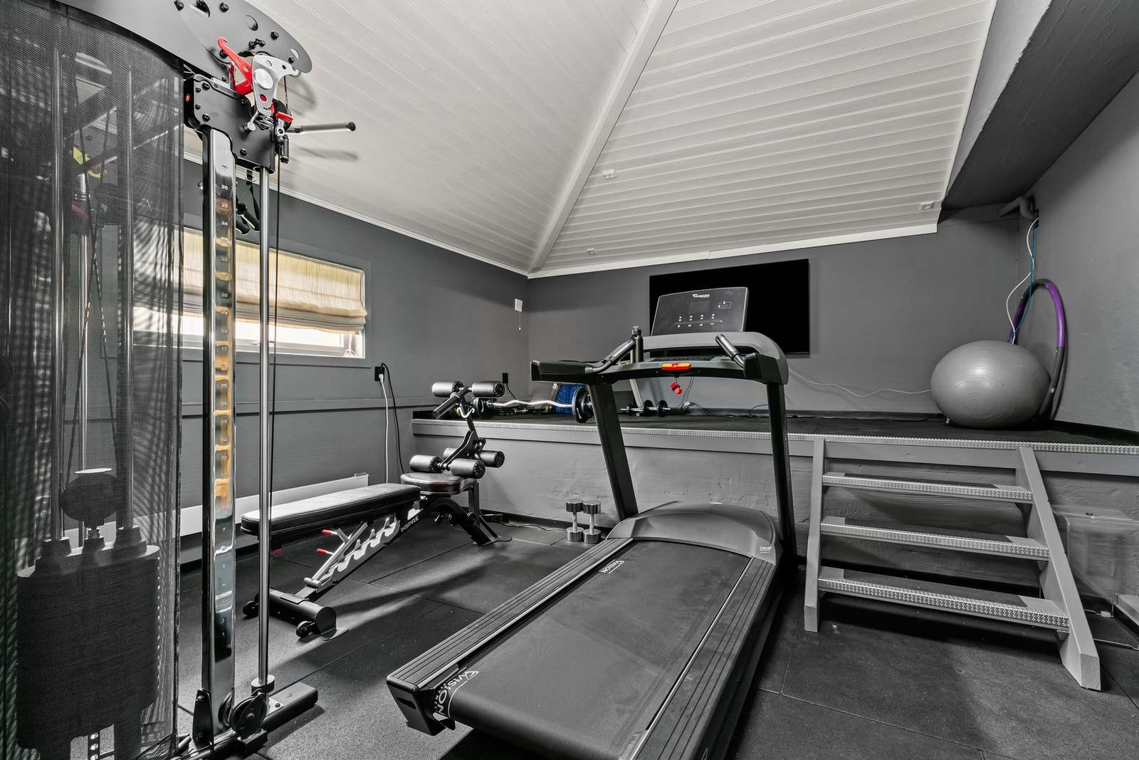 Treningsrom/hobbyrom over to nivåer ble pusset opp i 2022/23 Galleribilde