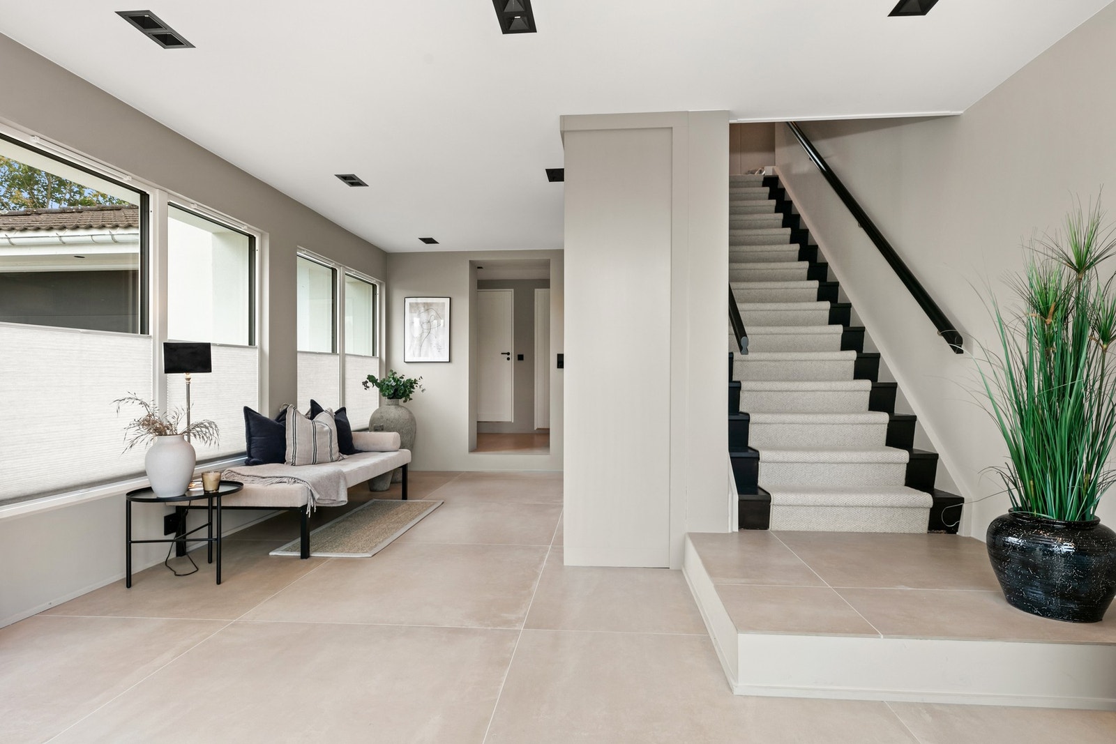 Underetasjen har god størrelse, raffinerte løsninger og stilrene overflater. Etasjen ble oppusset 2024 Galleribilde