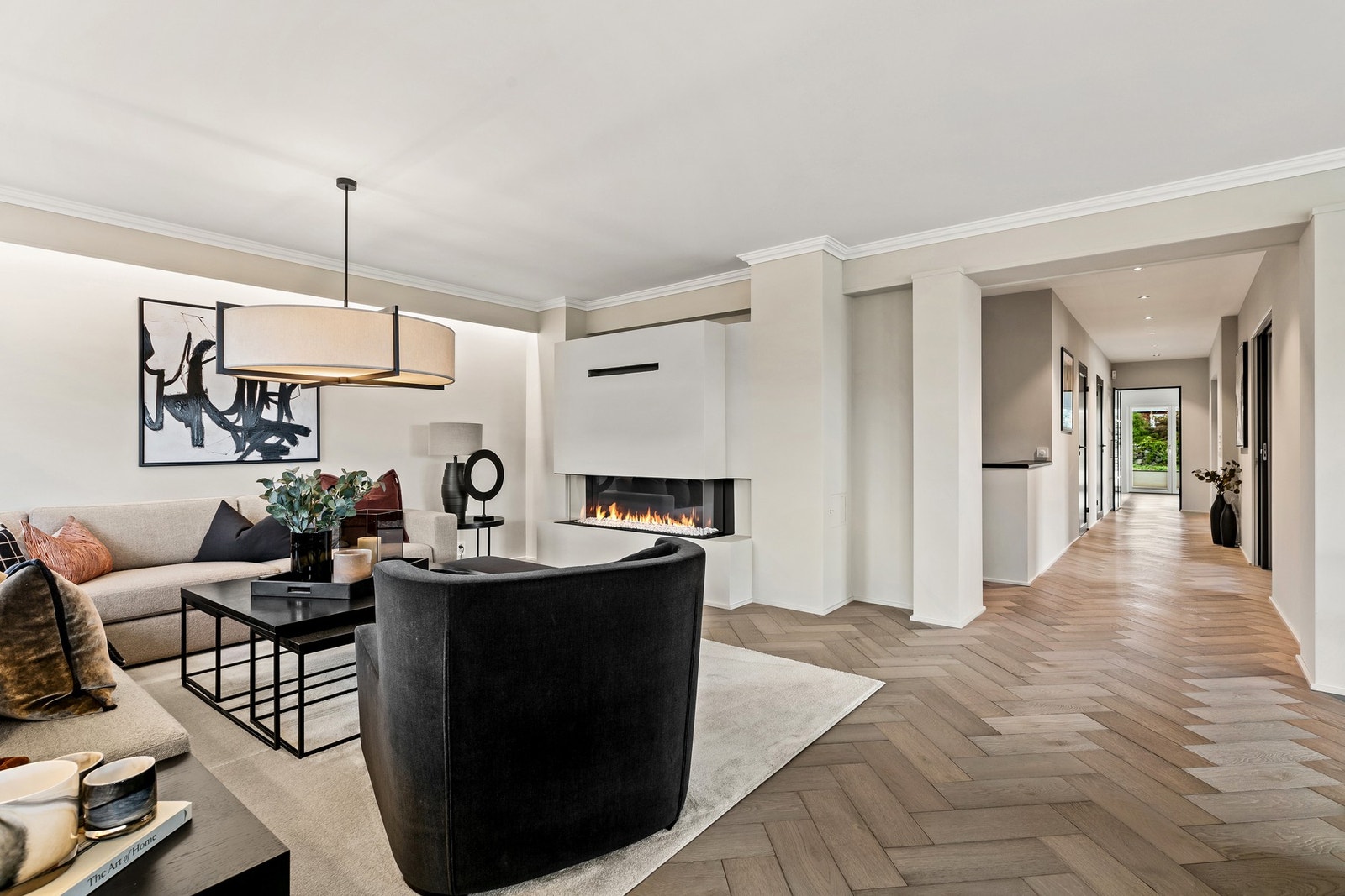 En stor og delikat stue i 2. etasje har gasspeis ny i 2024 Galleribilde