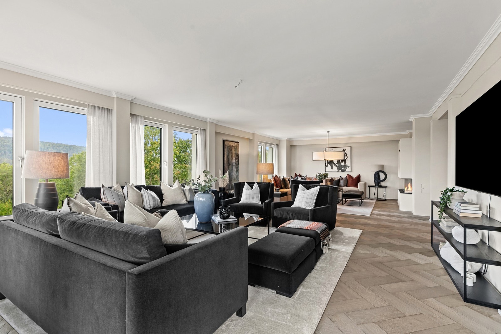 Stuen har god plass for innredning med to omfangsrike sittegrupper Galleribilde