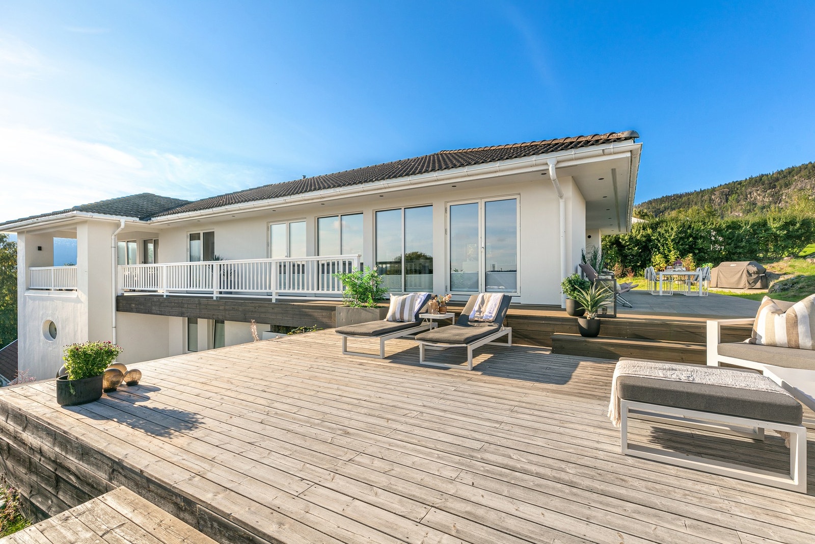 Sørvendt platting/terrasse på rundt 50 m² oppført i 2016, med vakker utsikt og sol fra morgen til ettermiddag/kveld Galleribilde