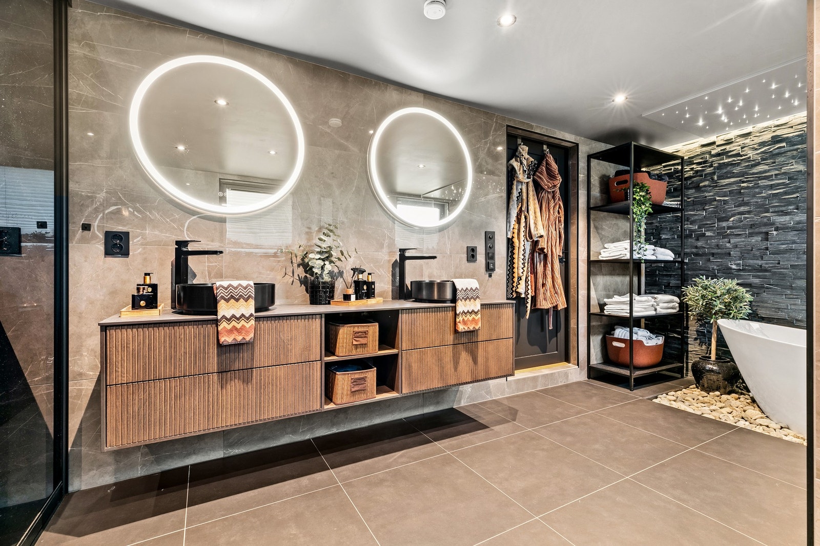 Et stort bad/vaskerom gir deg spa-følelsen i eget hjem! Vegger har forblendingstein og fliser importert fra Italia Galleribilde