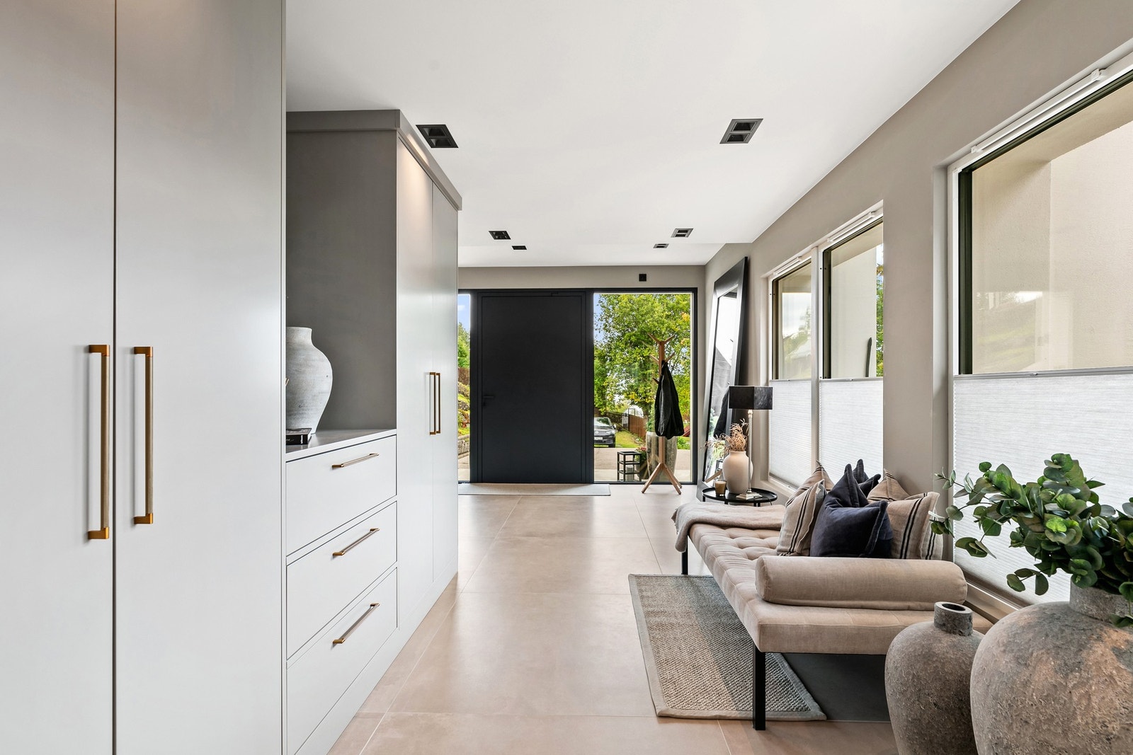 Hallen er ekstra lys og inviterende med stilrent preg og store takhøye vindusflater som i øverste etasje. Varmekabler i gulv. Galleribilde