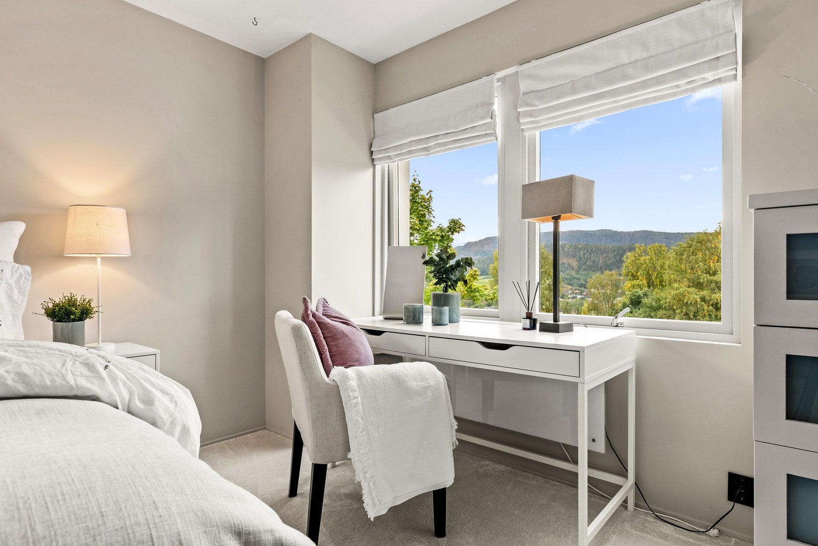 Soverommet har plass for dobbeltseng, sminkepult og diverse oppbevaring Galleribilde