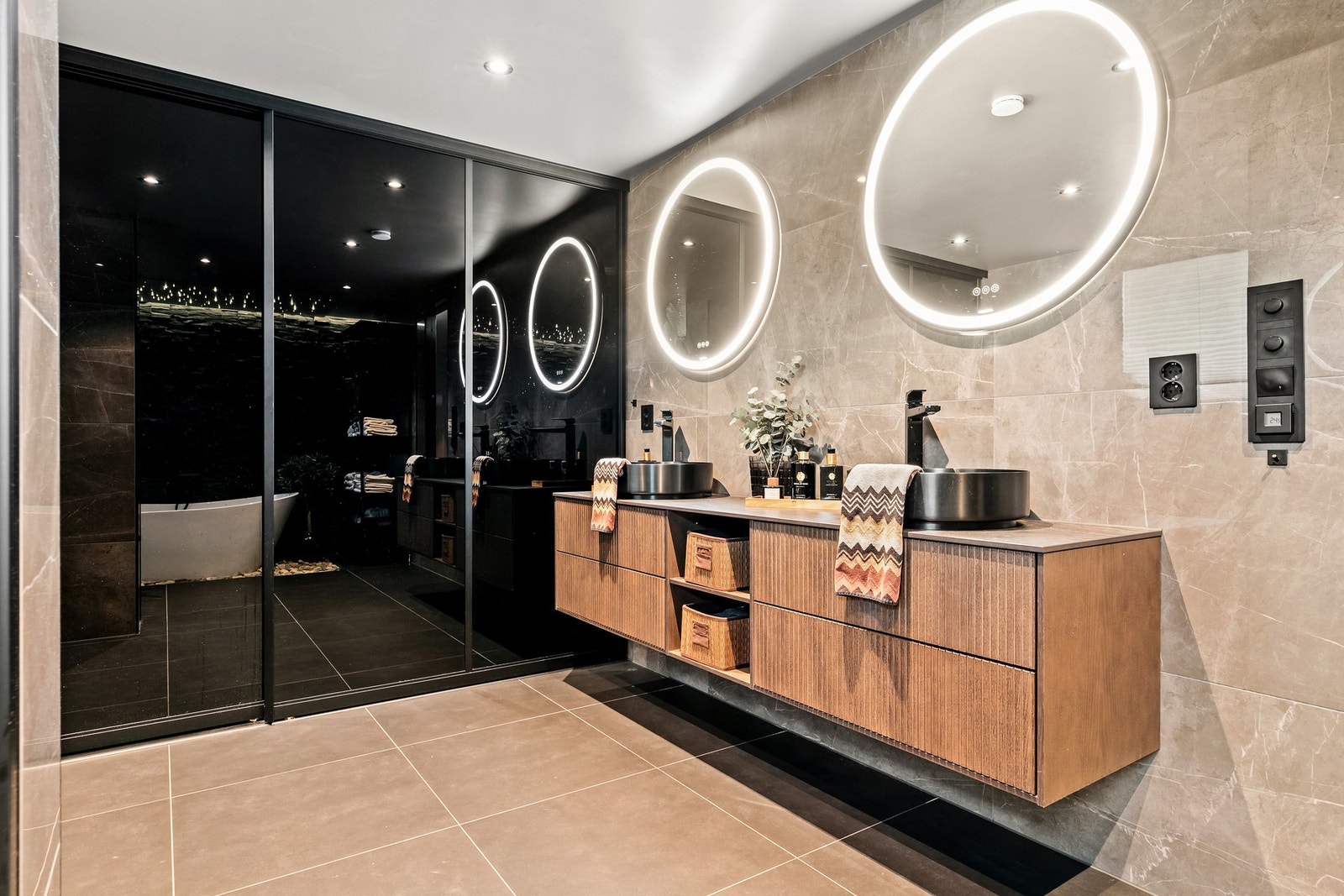 Bad/vaskerom har baderomsmøbler av typen Svedbergs Epos by Halvor Bakke Galleribilde