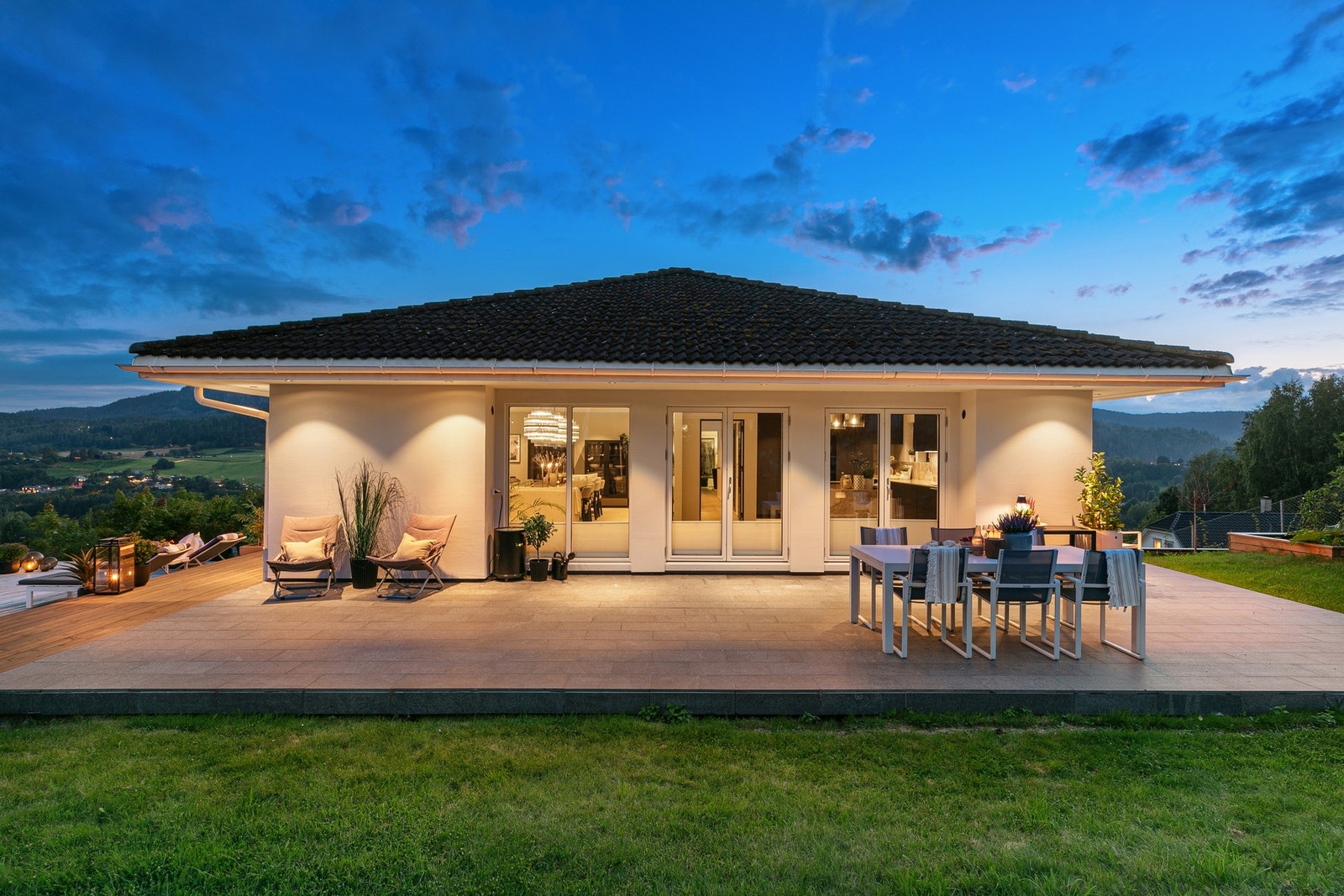 Uteplassen oppført i 2018 har delvis overbygg og god plass for møblement for deilige utendørsmåltider Galleribilde