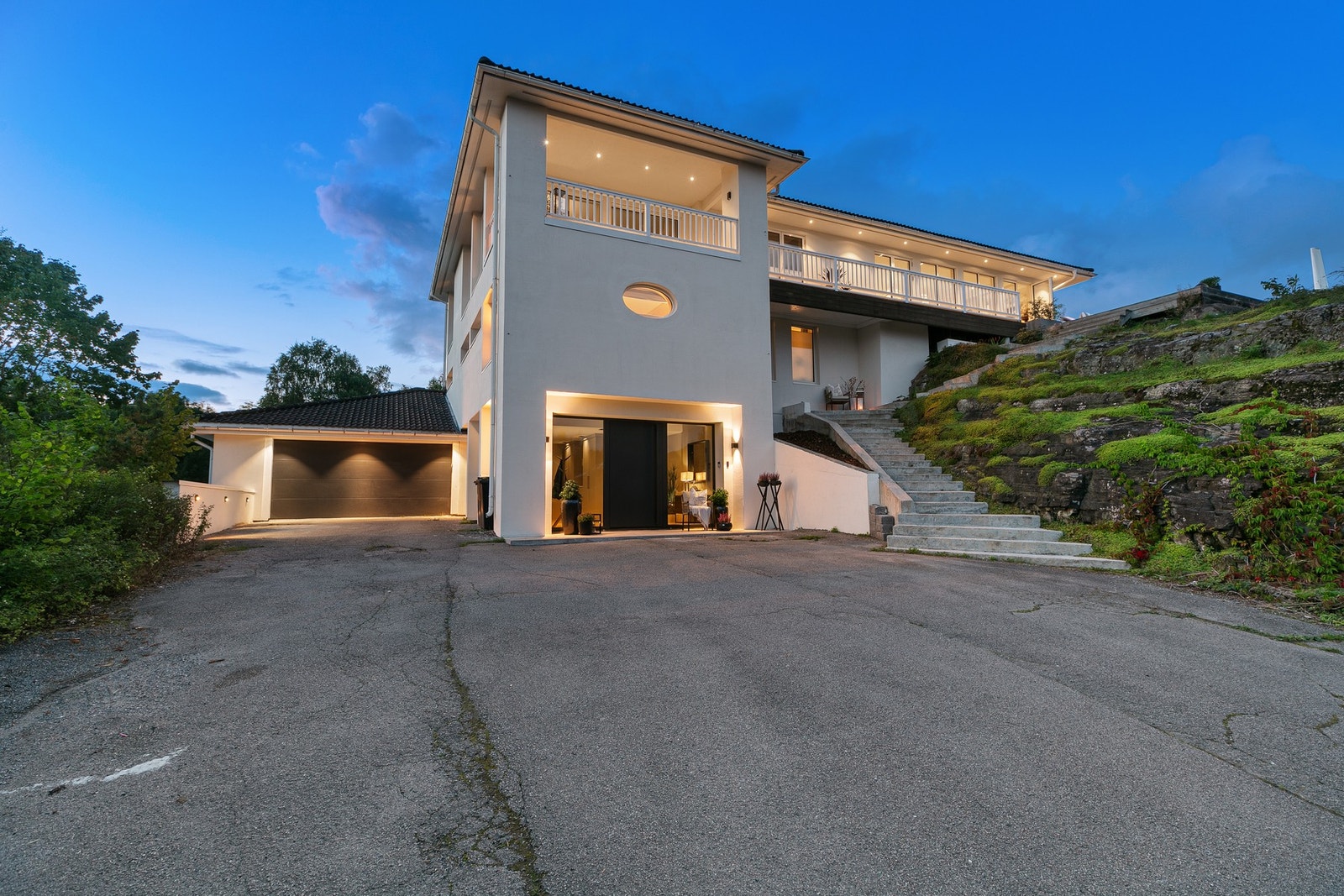 Eiendommen ligger fredelig til i en blindvei på Rykkinn, grensende til turterreng i Eineåsen Galleribilde